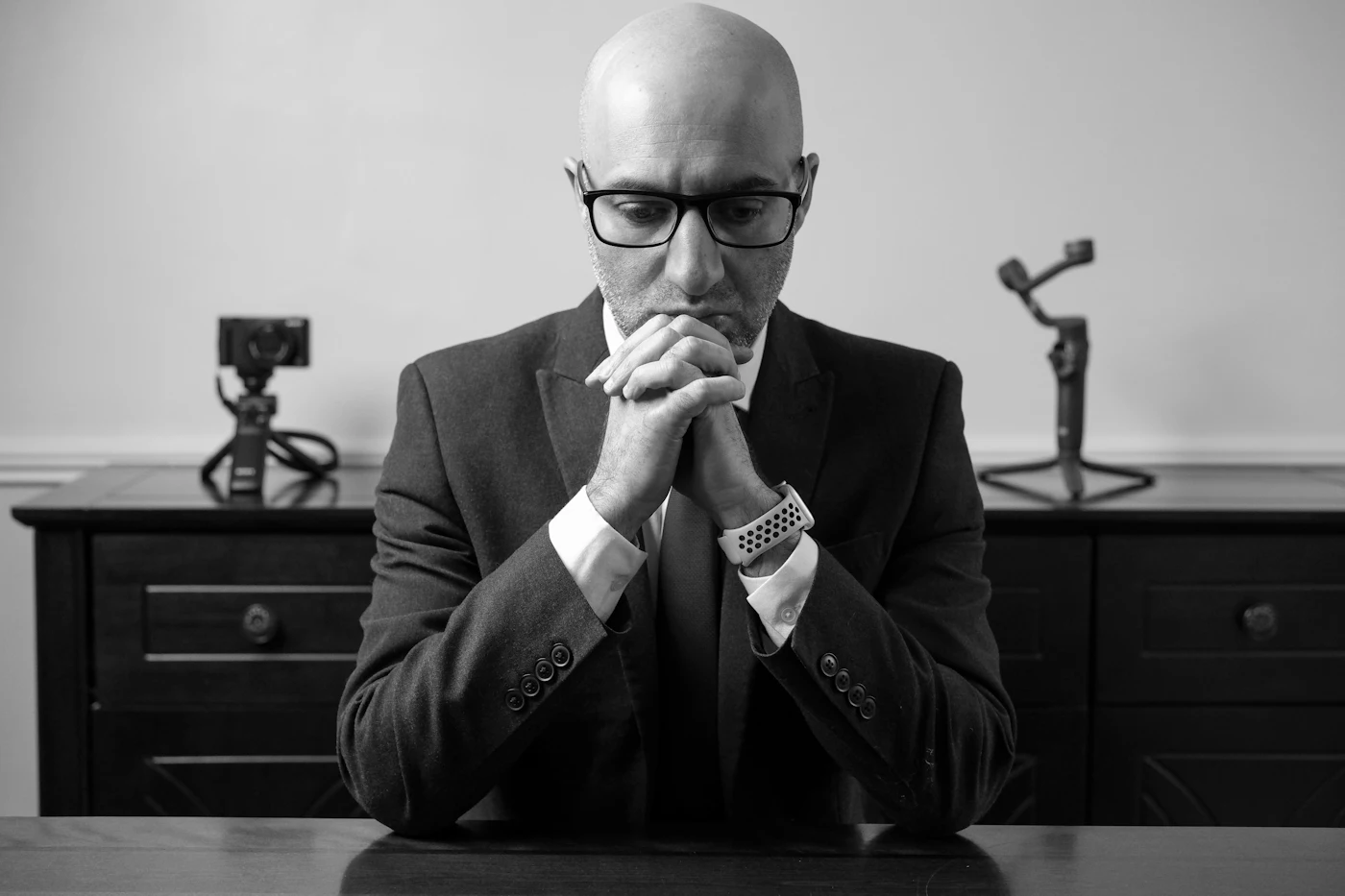 Ejecutivo reflexionando en su escritorio
